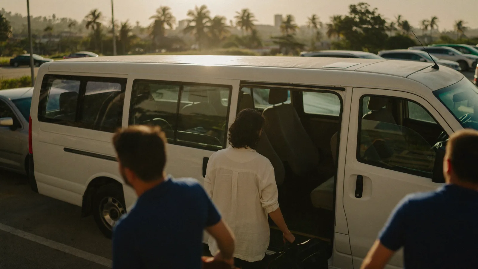 van do traslado embarcando passageiros em pátio onde se deixa o carro perto do aeroporto do Recife