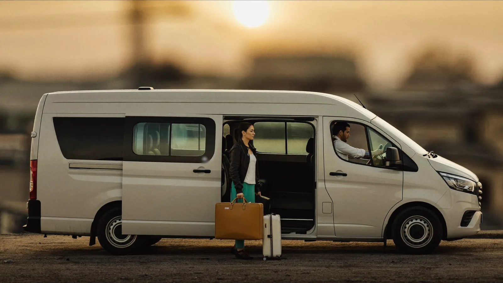 van do traslado do estacionamento de Confins com a porta aberta para a passageira embarcar, trajeto incluído no preço com desconto Azul