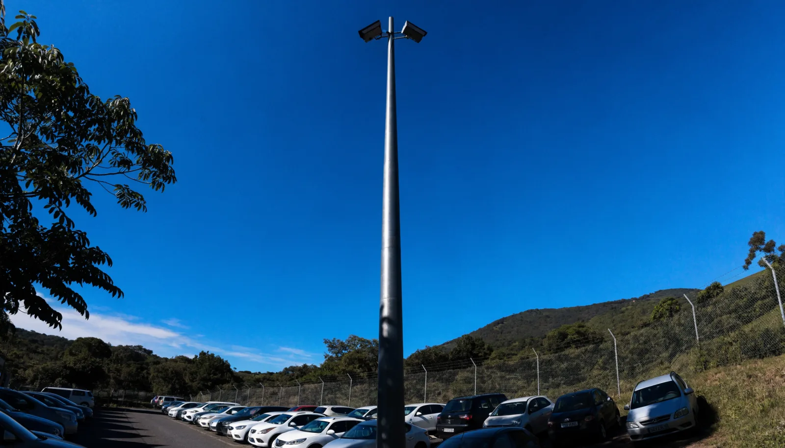 câmeras de monitoramento cobrindo o estacionamento em Confins