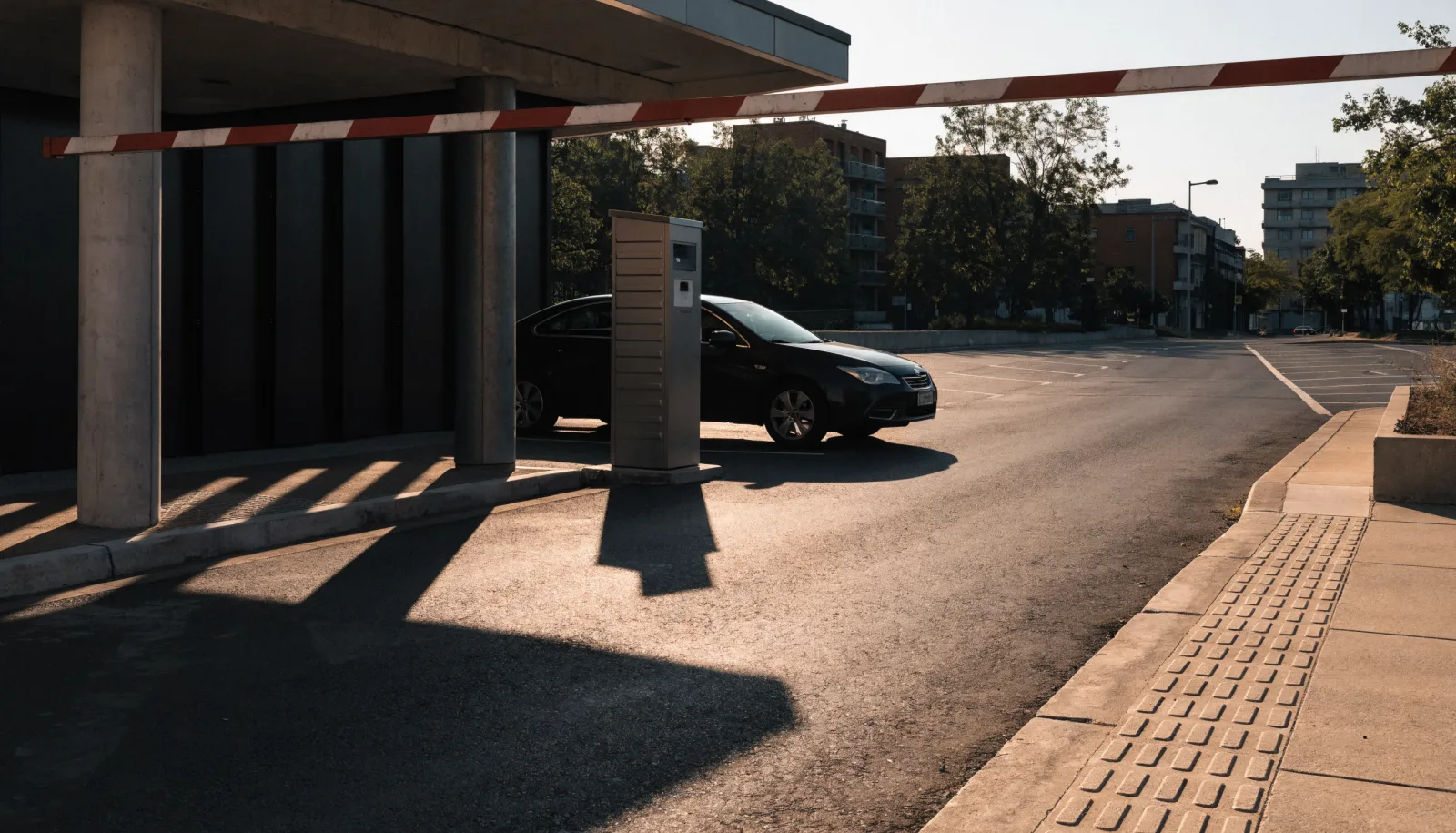 cancela de controle de acesso na entrada do estacionamento em Confins