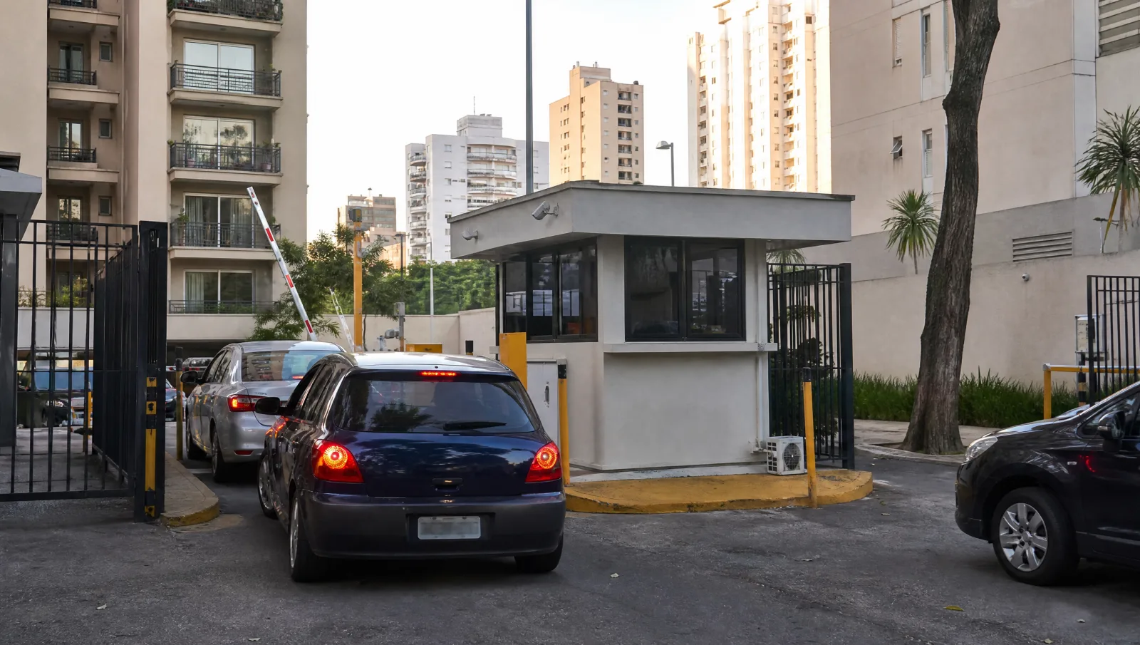 Portaria de estacionamento barato no aeroporto de Congonhas com carros entrando no fim da tarde