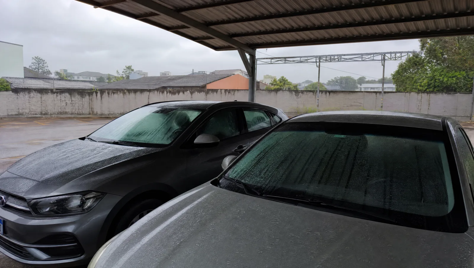 Vaga coberta em estacionamento barato de Curitiba, com orvalho nos vidros