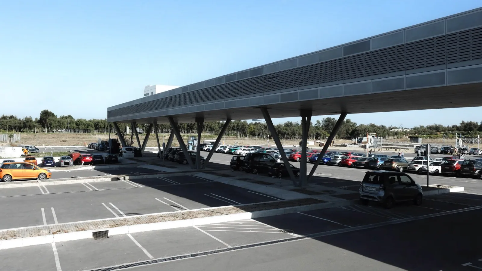 Vaga coberta e vaga descoberta lado a lado num estacionamento perto do aeroporto de Confins