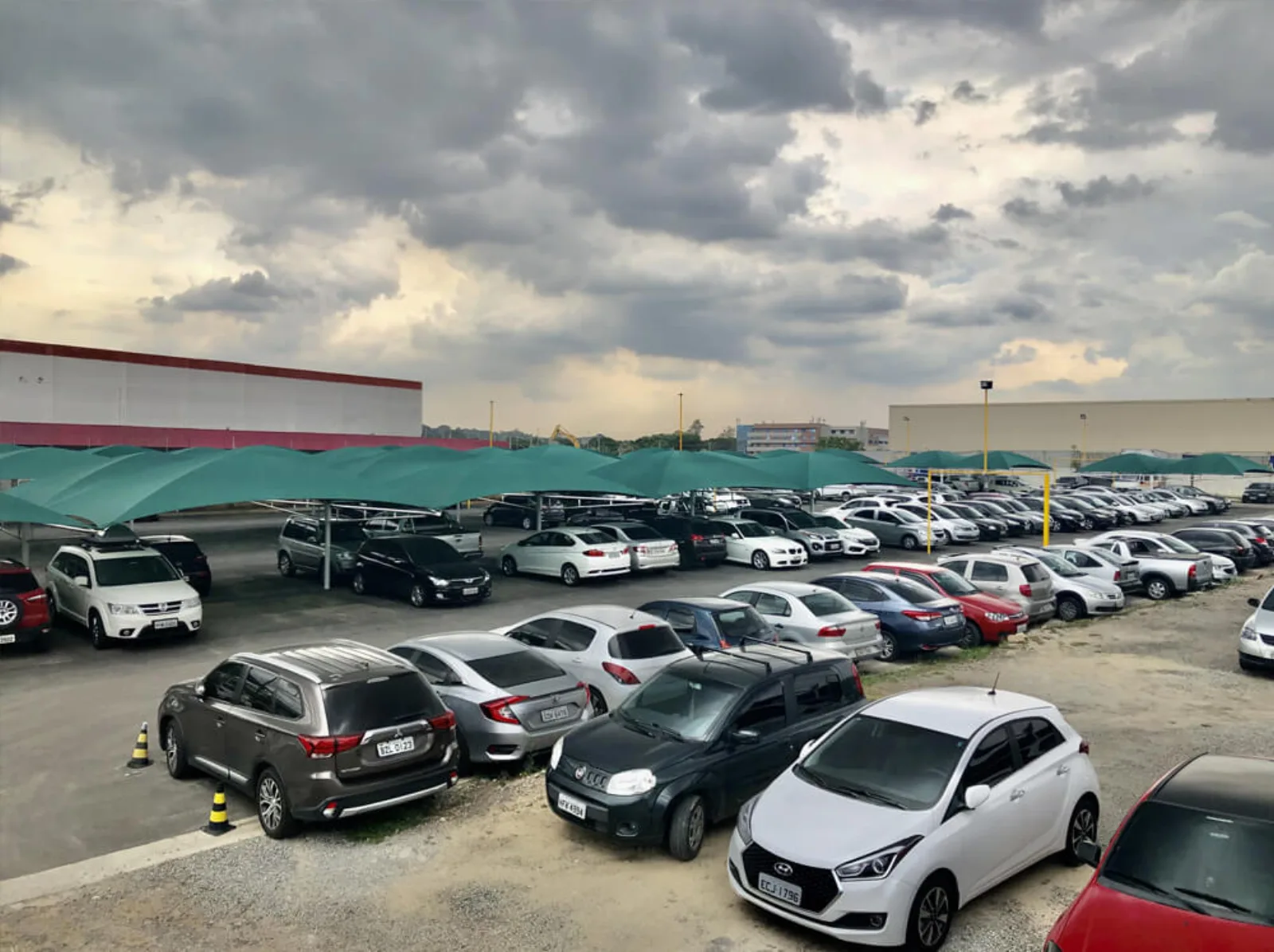 estacionamento perto do Aeroporto de Guarulhos com vagas descobertas e sombreadores no pátio