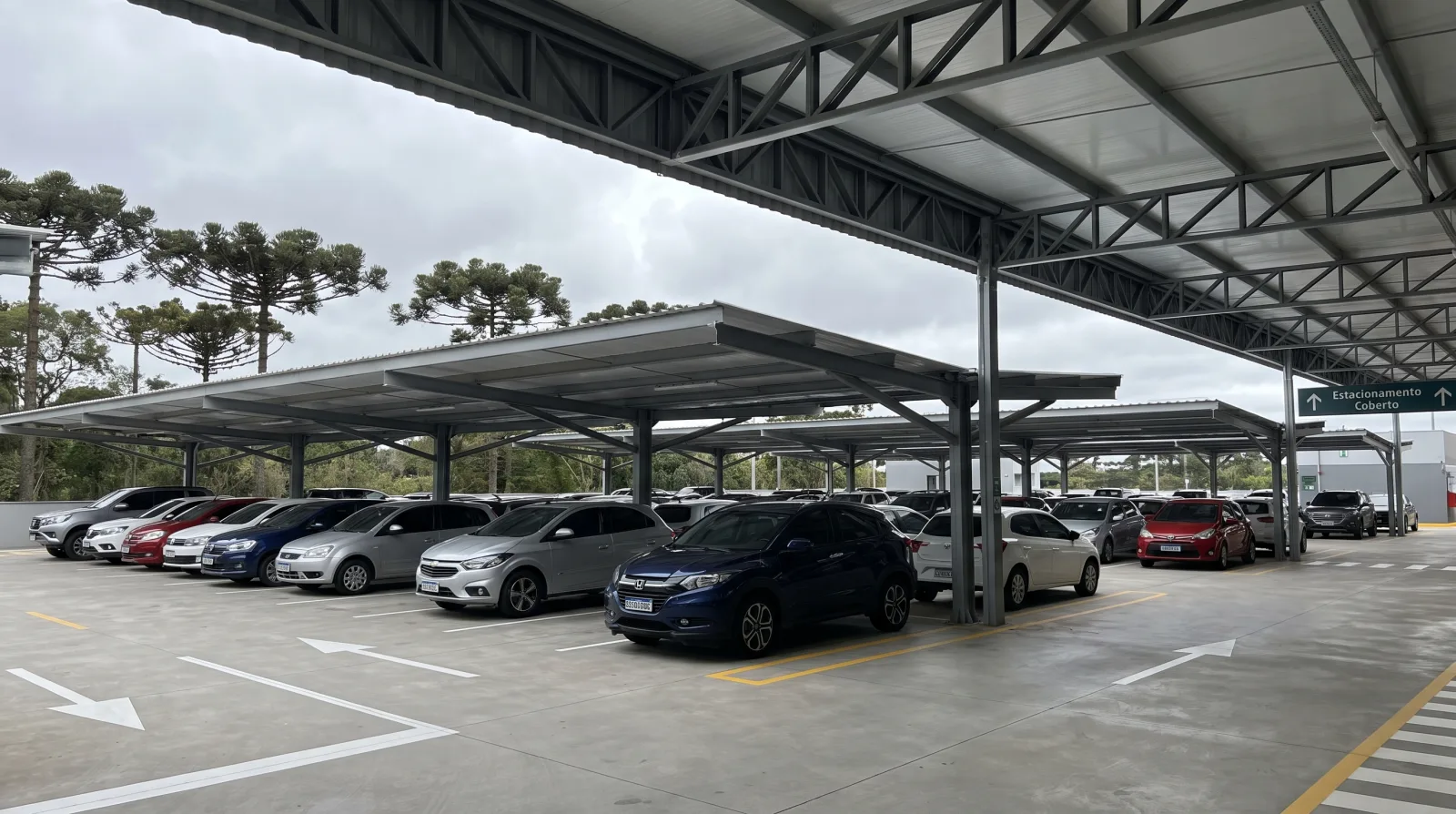 vaga coberta no estacionamento do Aeroporto Afonso Pena, com o carro protegido do sol no fim da tarde