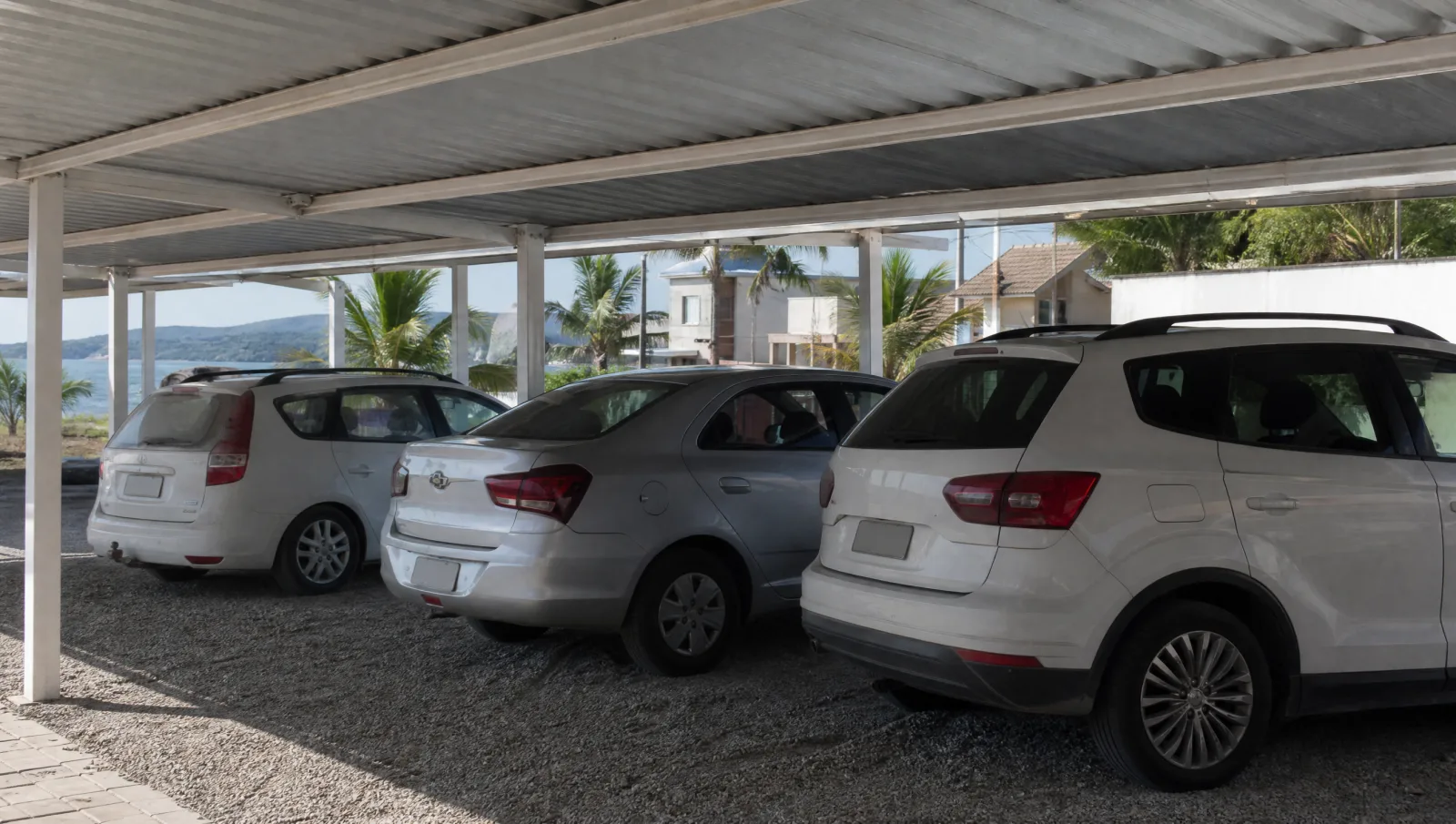 Vagas cobertas em estacionamento do aeroporto de Navegantes protegidas da maresia