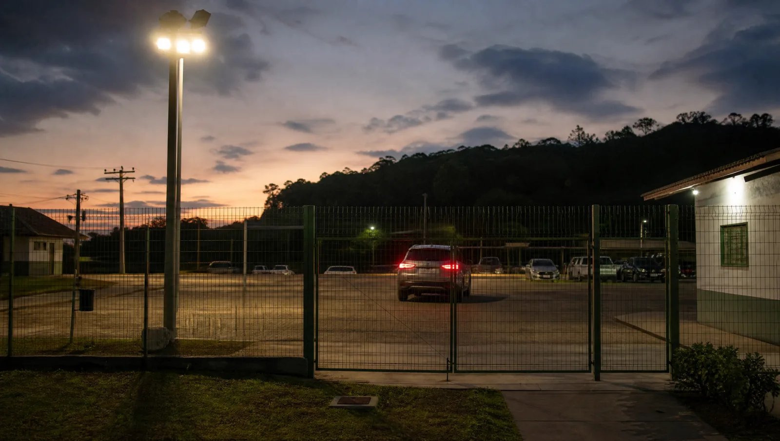Portão de estacionamento barato em Campo Grande iluminado no fim da tarde