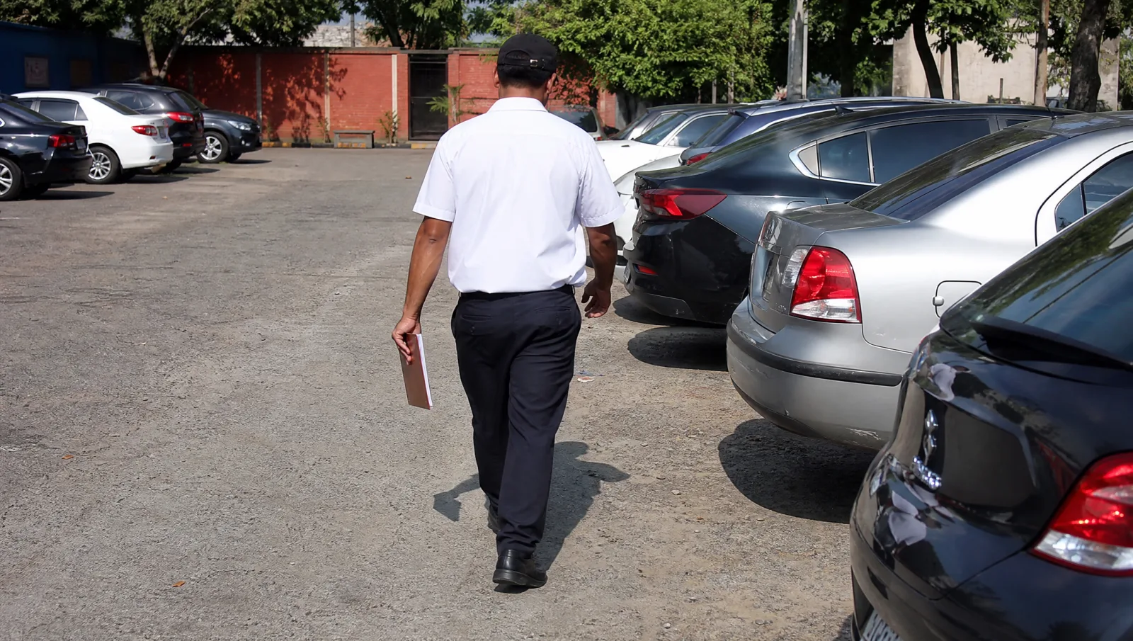 Equipe conferindo veículos em um estacionamento barato perto do aeroporto de Cuiabá