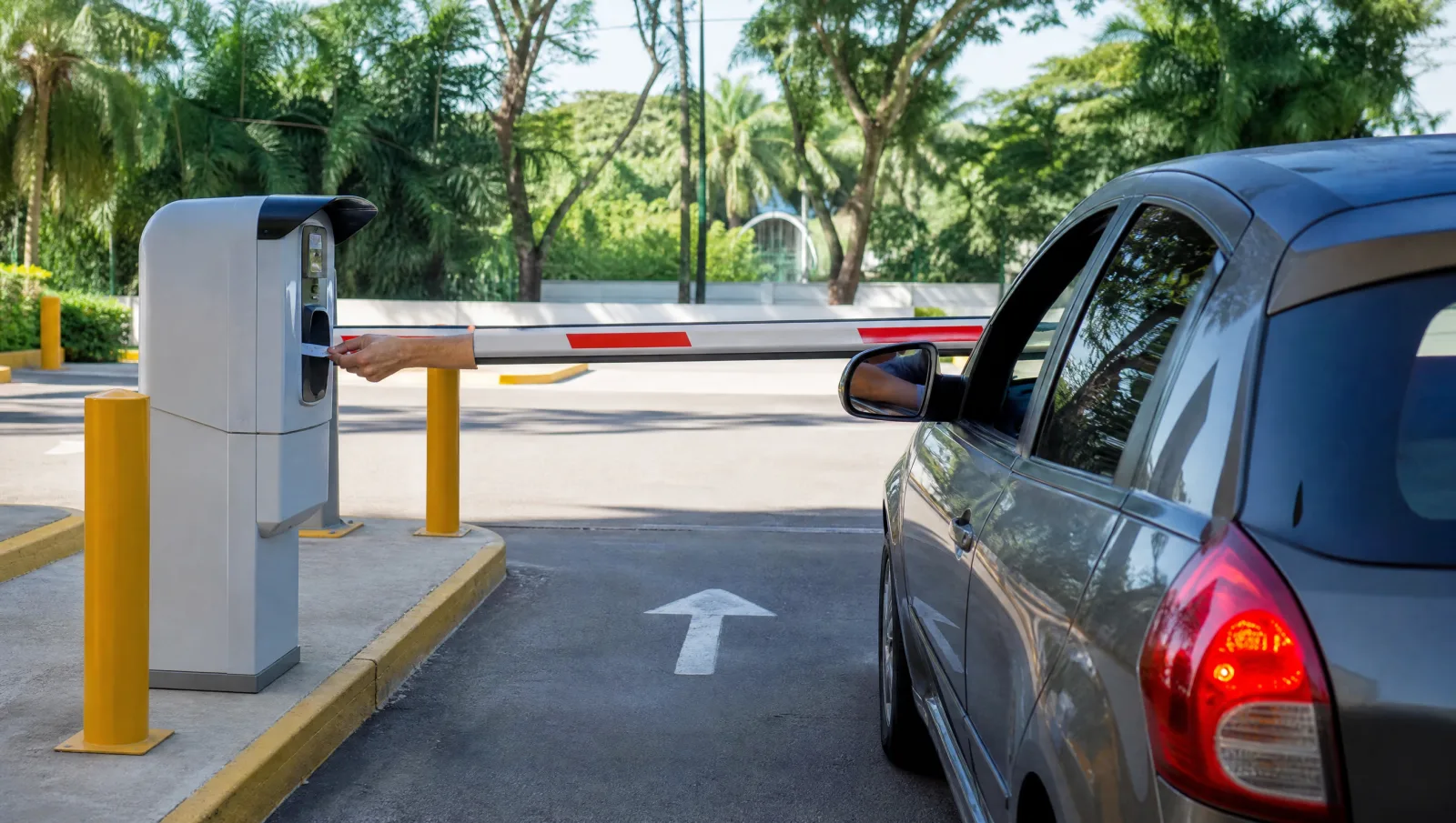 Cancela de saída de um estacionamento barato em Fortaleza com carro aguardando a liberação