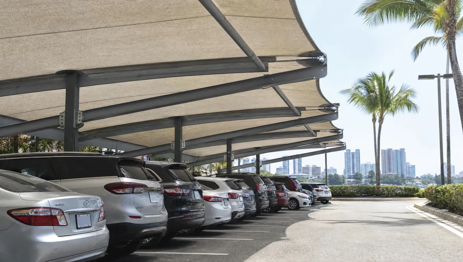 Cobertura de estacionamento barato em Fortaleza protegendo os carros do sol equatorial