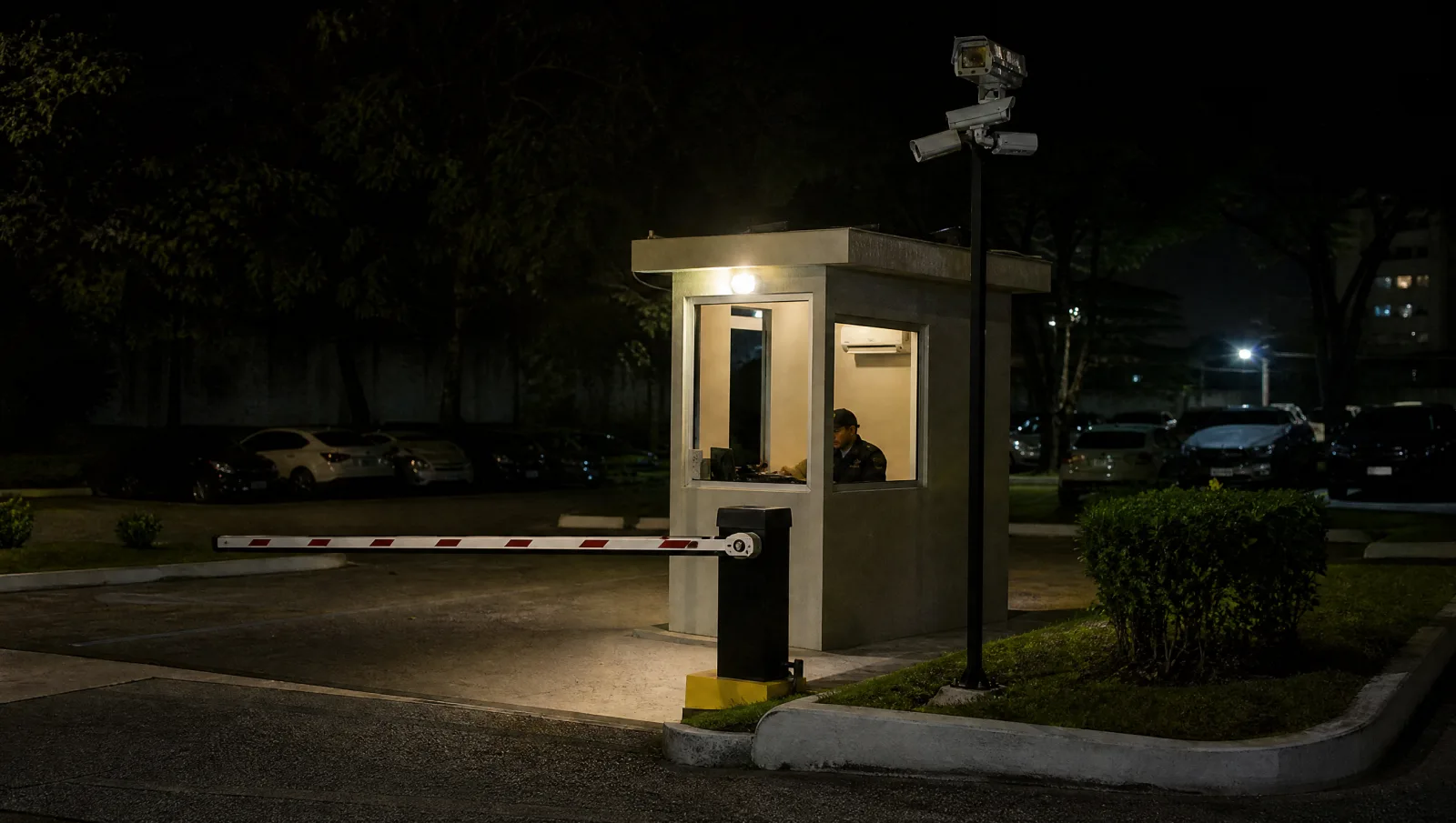 Portaria e cancela de um estacionamento barato em Goiânia iluminadas durante a madrugada