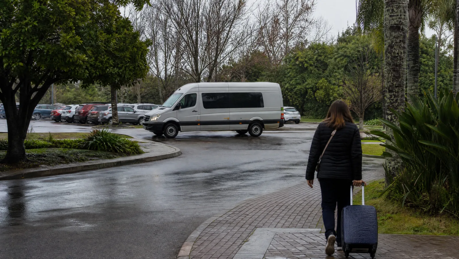 Van de transfer de um estacionamento barato em Porto Alegre esperando passageiros em manhã cinzenta