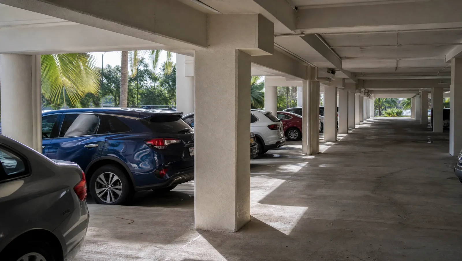 Cobertura de estacionamento barato no Recife com carros protegidos do sol da tarde