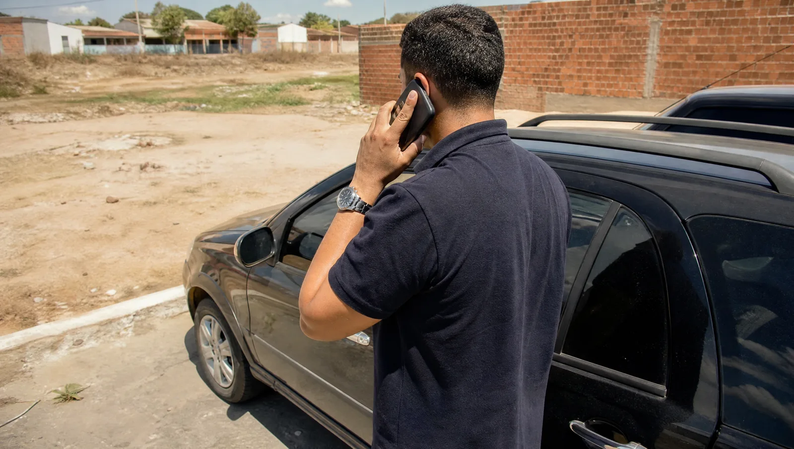 Cotação por telefone ao lado do carro, caminho obrigatório nos estacionamentos baratos do aeroporto de Teresina