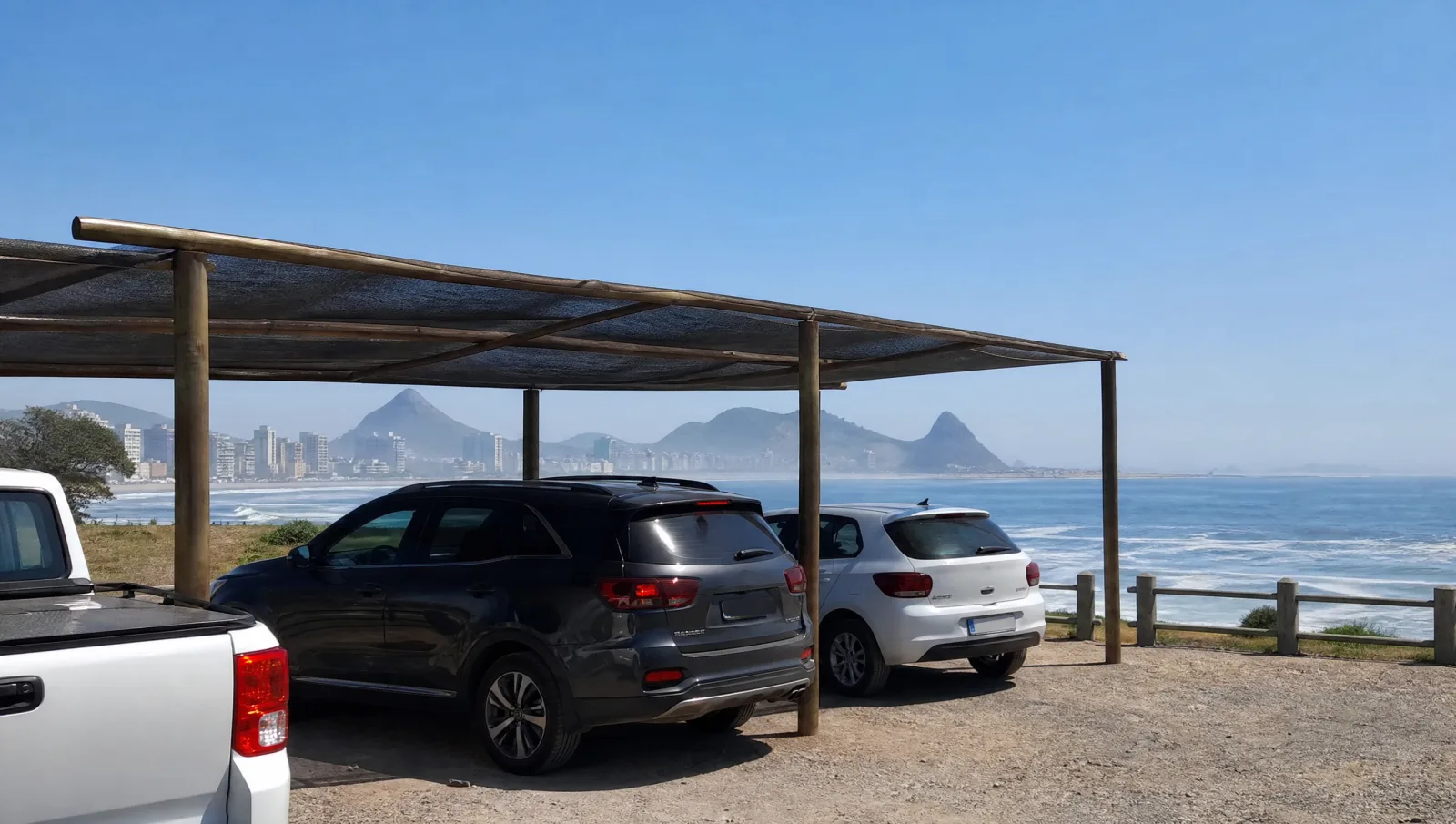 Cobertura simples protegendo carros em estacionamento barato perto do aeroporto de Vitória