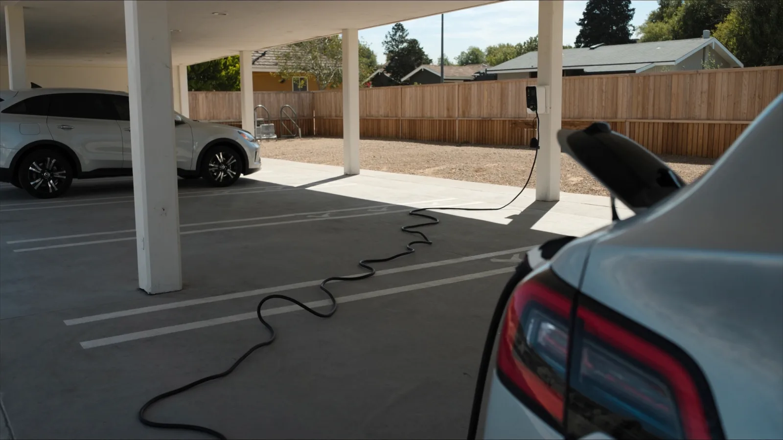 vaga com carregador para carro elétrico no Yellow Parking de Viracopos