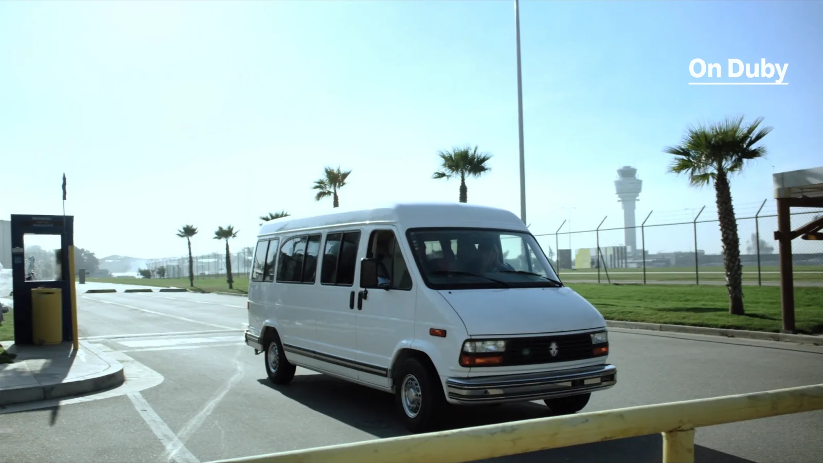 van do traslado do Yellow Parking saindo para o aeroporto de Viracopos